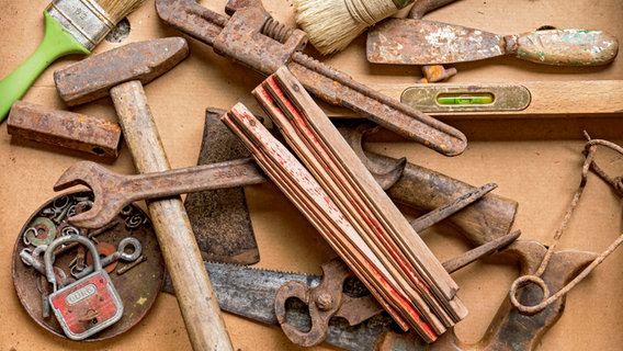 Alte verrostete Werkzeuge, darunter Hammer, Zange, Schraubenschlüssel und Säge © IMAGO - imageBROKER/Raimund Kutter Foto: Raimund Kutter