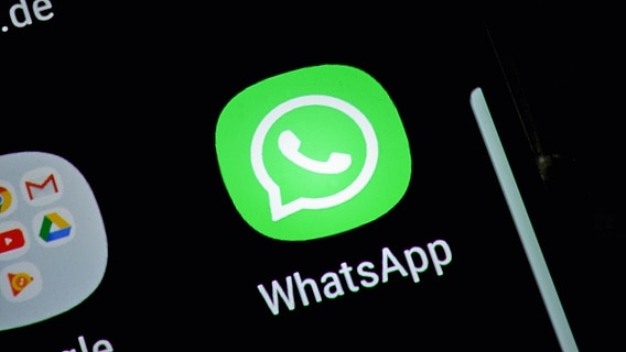Das Symbol der Whatsapp-App auf einem Handy-Display © imago images/Joko 