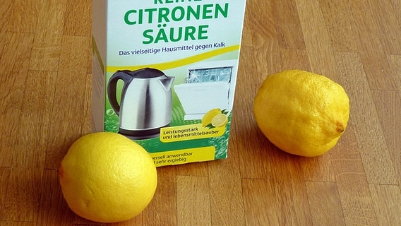 Zwei Zitronen und ein Paket Zitronensäure © NDR / Axel Franz Foto: Axel Franz