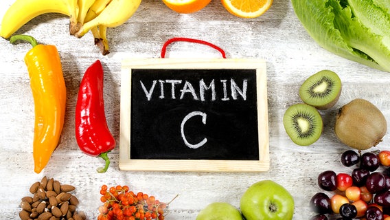 Auf einer Tafel steht: Vitamin C © fotolia / bit.24 