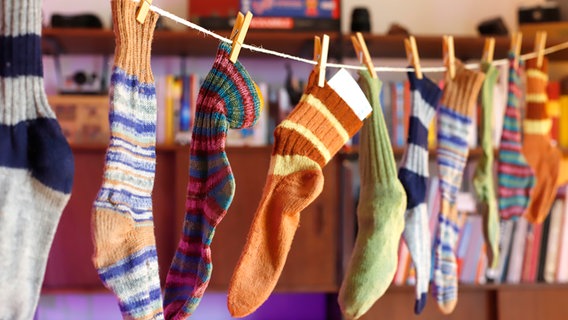 Ein Adventskalender aus bunten, selbst gestrickten Socken. © NDR Foto: Pia Schmikl