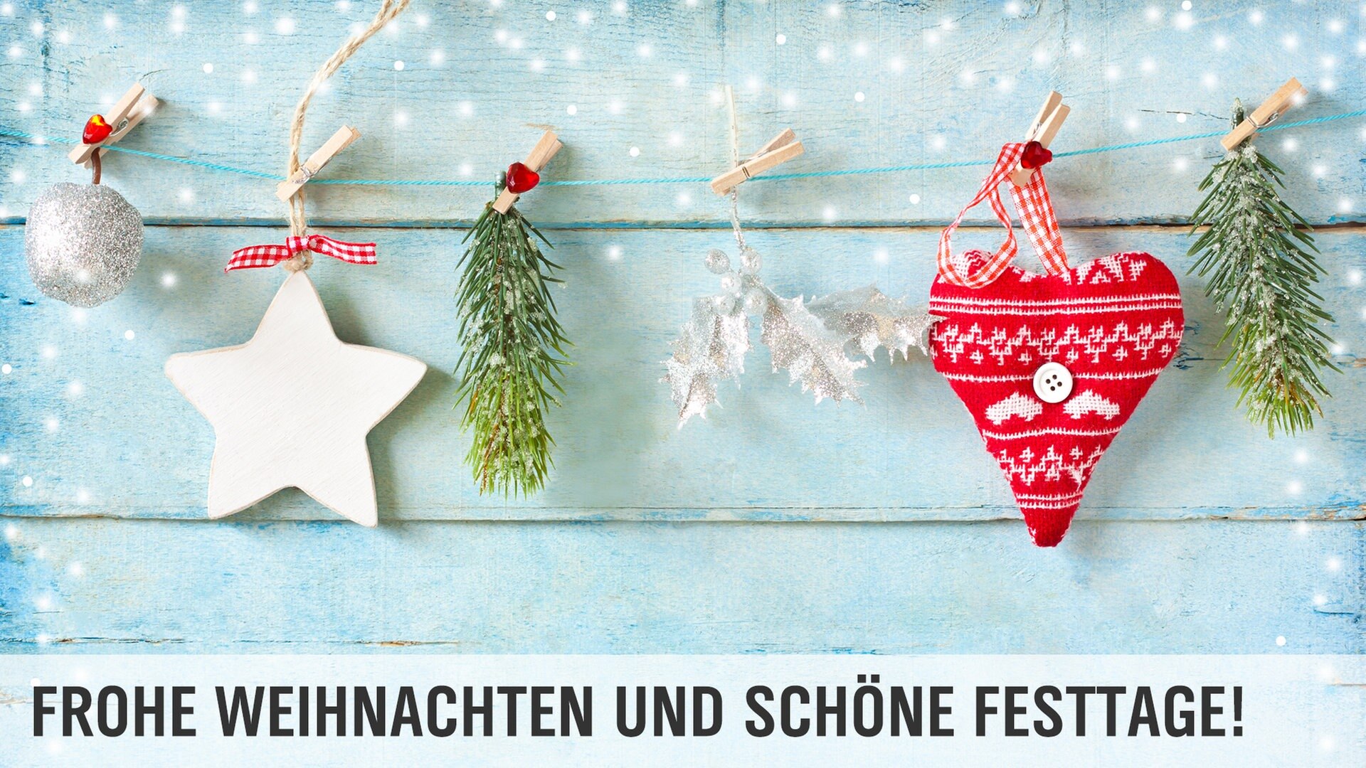 Weihnachtsschmuck an einer Leine vor hellblauem Holzhintergrund. © - Foto: -