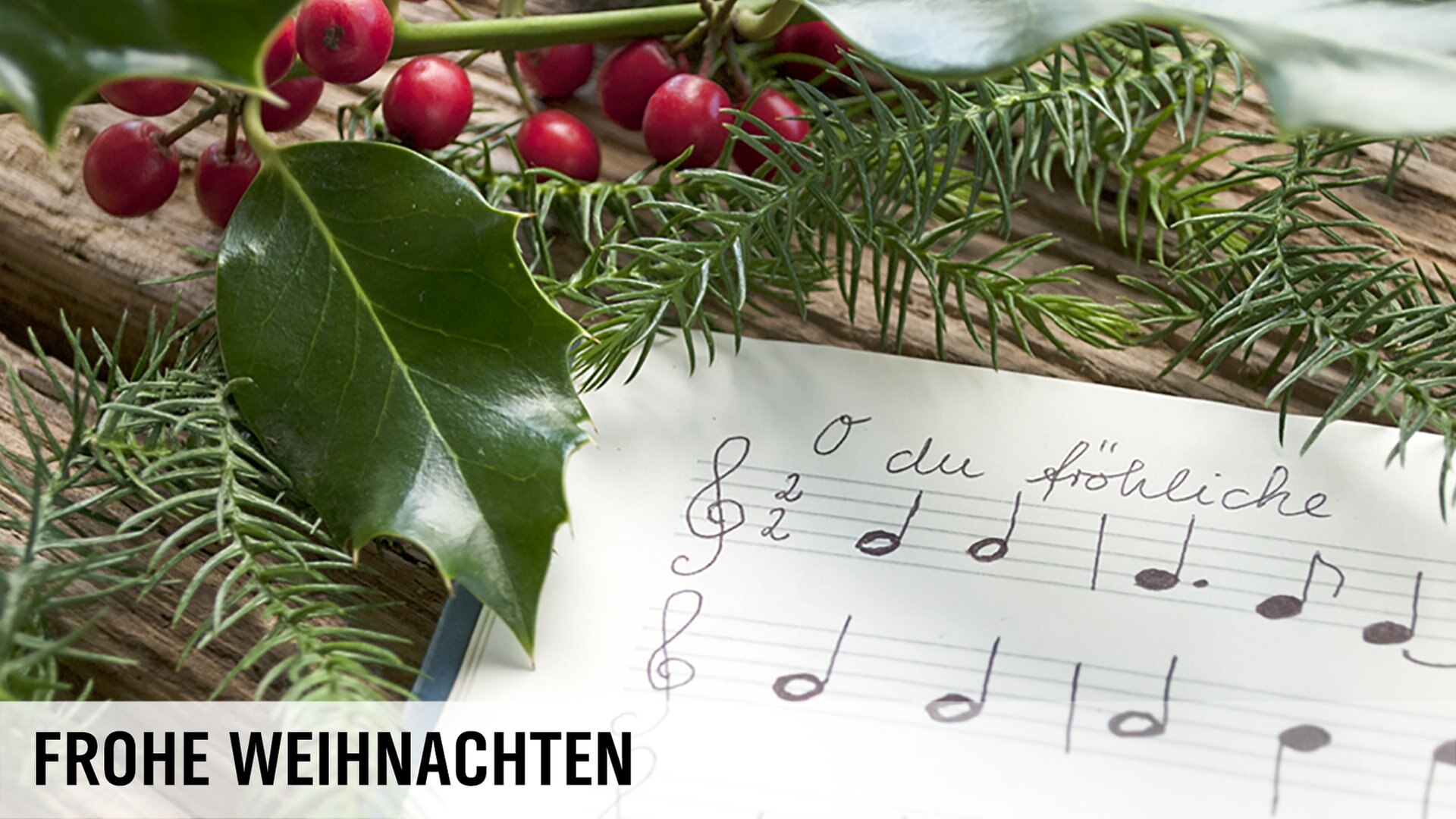 Ein Notenblatt liegt auf einem Tisch neben Tannenzweigen und Ihlex. © Fotolia Foto: bidaya