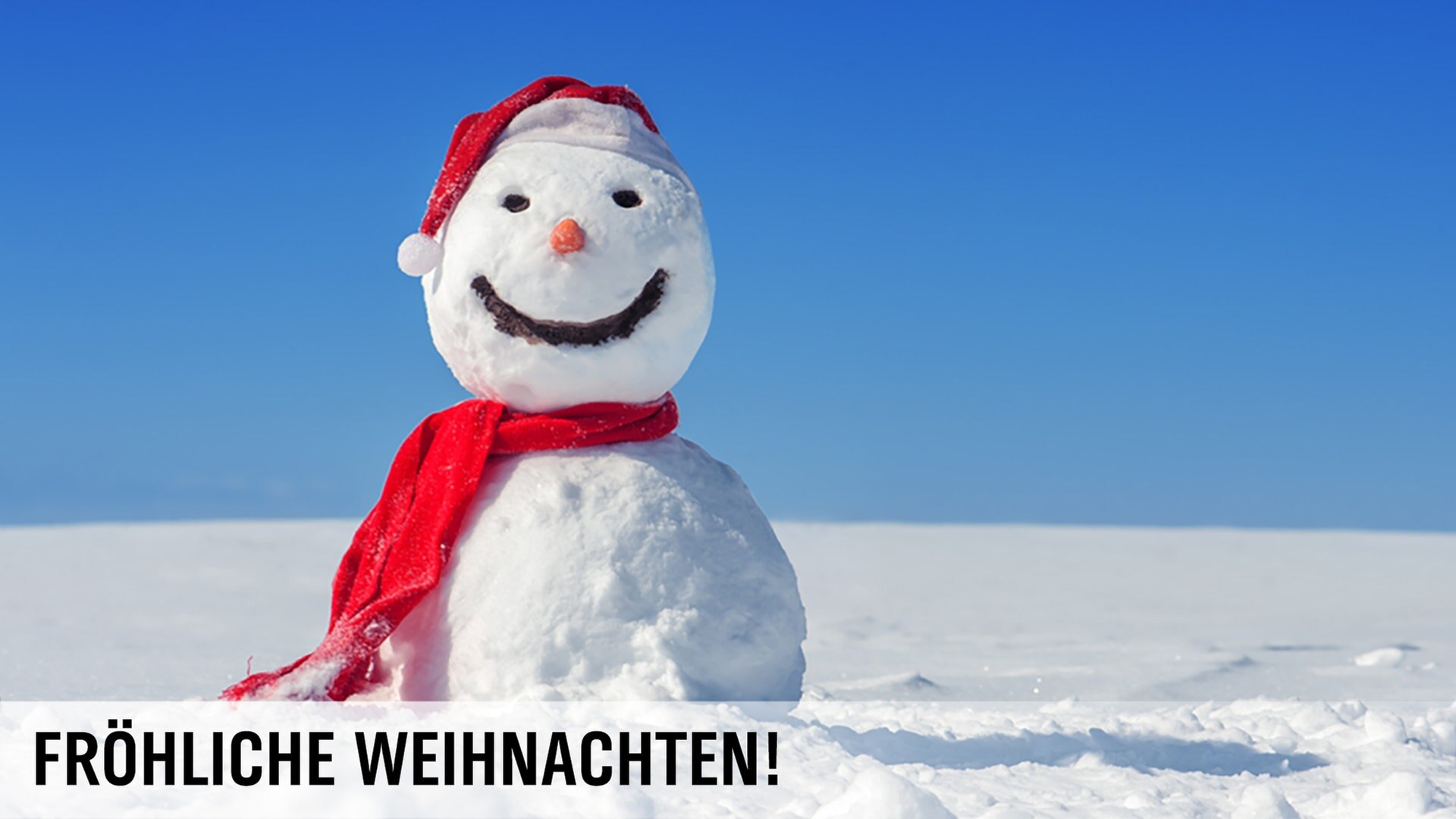 Ein Schneemann mit Weihnachtsmütze und rotem Schal steht vor strahlend blauen Himmel im Schnee. © Fotolia Foto: ivan kmit
