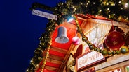 Ein dekorierter Glühweinstand auf einem Weihnachtsmarkt. © Colourbox Foto: Roman Babakin