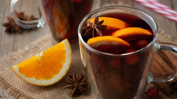 Punsch mit Orangen und Sternanis in einem Glasbecher. © Colourbox Foto: -