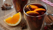 Punsch mit Orangen und Sternanis in einem Glasbecher. © Colourbox 