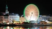 Das beleuchtete Riesenrad am Pfaffenteich auf dem Schweriner Weihnachtsmarkt © Thomas Jezerkowski 