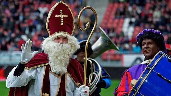 Der holländische Weihnachtsmann Sinterklaas mit seinem Helfer Zwarte Piet © imago/VI Images 