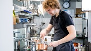 Koch Marianus von Hörsten steht in seiner Restaurantküche und bereitet Topinamburpüree zu. © NDR Foto: Claudia Timmann
