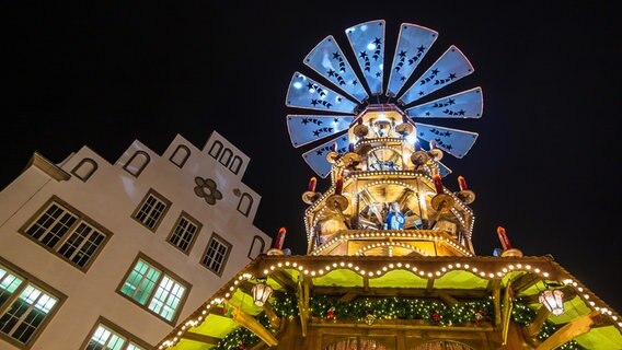 Eine beleuchtete Riesen-Pyramide auf dem Rostocker Weihnachtsmarkt. © Colourbox Foto:  Rico Ködder