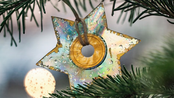 Ein glitzernder Stern für den Weihnachtsbaum, hergestellt aus einer alten CD © picture alliance/dpa Foto: Frank Rumpenhorst