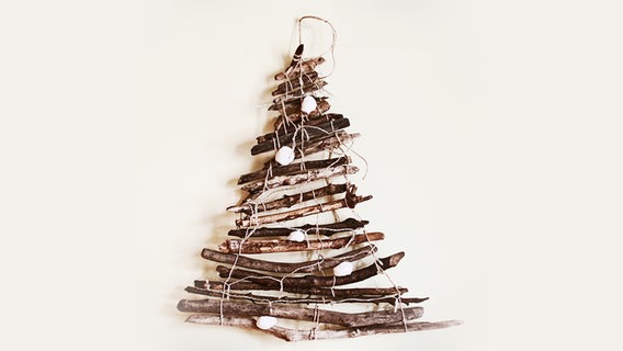 Ein Weihnachtsbaum aus zusammengebundenen Ästen © Photocase Foto: Uta Dohl