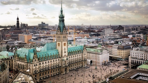 Hamburger Rathaus von dem Turm der Petrikirche aus fotografiert. © fotolia Foto: Scarol_anne