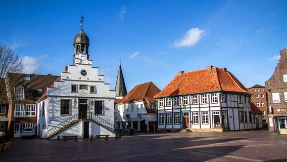 Historisches Rathaus und Alte Posthalterei (r.) in Lingen an der Ems. © fotolia Foto: Heike