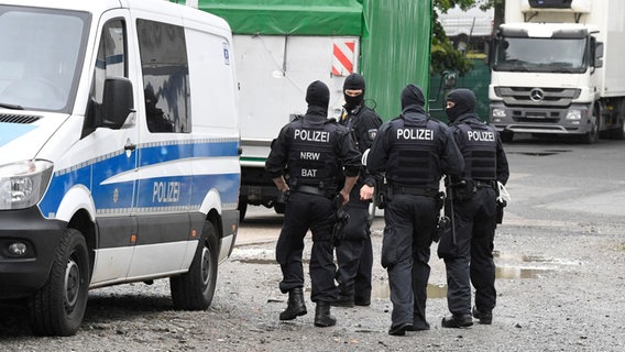 Polizisten durchsuchen ein Gebäude in Düsseldorf als Teil einer Razzia gegen Geldwäsche und Terrorfinanzierung in drei Bundesländern. © dpa Foto: Roberto Pfeil