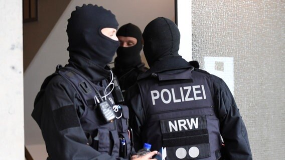 Polizisten durchsuchen ein Gebäude in Düsseldorf als Teil einer Razzia gegen Geldwäsche und Terrorfinanzierung in drei Bundesländern. © picture alliance/dpa/dp | Roberto Pfeil Foto: Roberto Pfeil