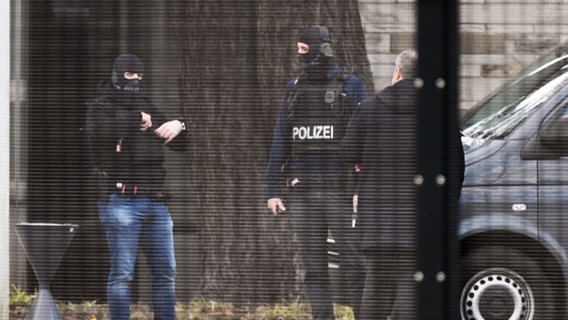 In der Außenstelle des Bundesgerichtshof (BGH) in Karlsruhe halten sich vermummte Polizisten auf. © Uli Deck/dpa 