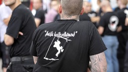 Schriftzug auf dem T-Shirt eines Rechtsextremen: "Antifa heißt Selbstmord" © Imago Foto: Seeliger