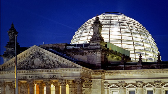 Reichstag mit hell erleuchteter Kuppel im nächtlichen Berlin © imago/F. Berger 