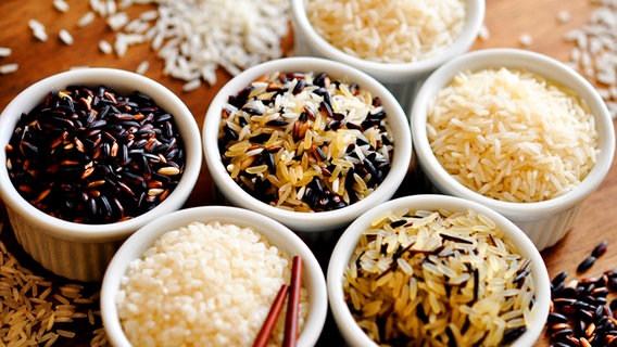 Kleine, mit verschiedenen Reis Sorten gefüllte, Schalen. © fotolia.com Foto: photocrew