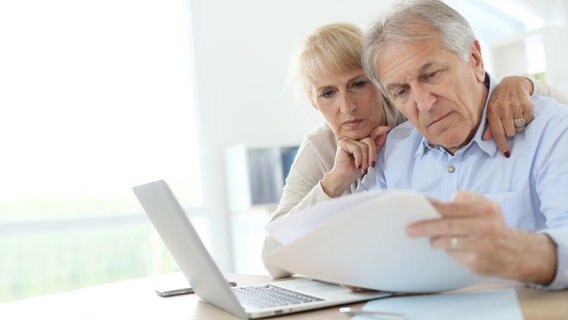 Ein älteres Paar schaut auf ein Schriftstück. © Colourbox Foto: -