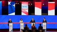 Wahlen in den USA - Vierte TV-Debatte der Republikaner
USA, Tuscaloosa: Die Präsidentschaftsbewerber der Republikaner Chris Christie (l-r), ehemalige Gouverneur von New Jersey, Nikki Haley, ehemalige UN-Botschafterin, Ron DeSantis, Gouverneur von Florida, und Vivek Ramaswamy, Geschäftsmann, nehmen an einer republikanischen Vorwahldebatte teil, die von NewsNation in der Moody Music Hall an der Universität von Alabama veranstaltet wurde. © dpa Bildfunk Foto: Gerald Herbert