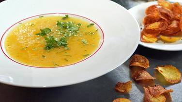 Kartoffel-Olivenöl-Suppe mit Chips. © NDR 