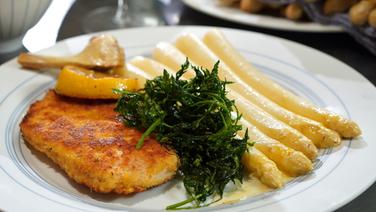 Geschmorter Spargel mit Huhn auf einem Teller angerichtet. © NDR Foto: Florian Kruck