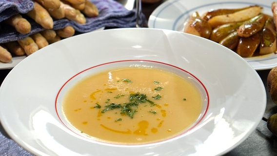 Spargel-Kartoffel-Suppe mit gebratenen Birnen auf einem Teller angerichtet. © NDR Foto: Florian Kruck