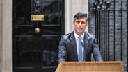Premierminister Rishi Sunak bei einer Rede im strömenden Regen vor der Downing Street 10 am 22.05.2024 © picture alliance Foto: Photoshot