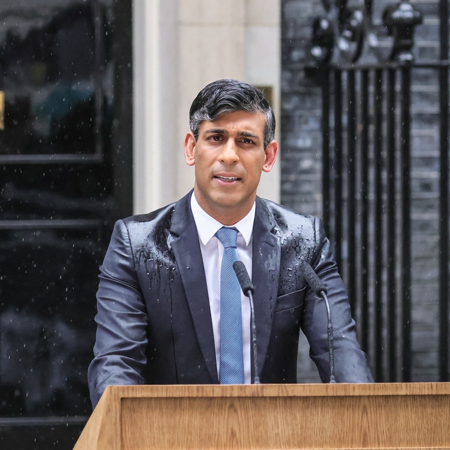 Premierminister Rishi Sunak bei einer Rede im strömenden Regen vor der Downing Street 10 am 22.05.2024 © picture alliance Foto: Photoshot