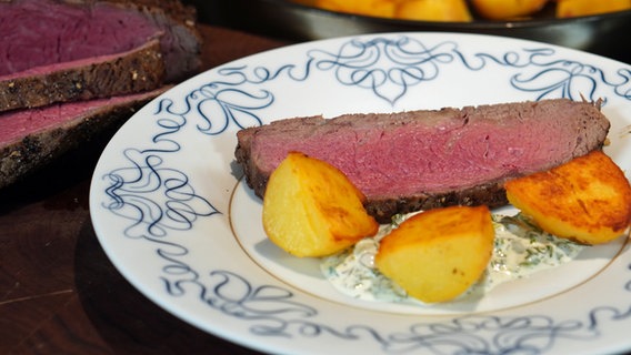 Roastbeef mit Bratkartoffeln und Remoulade © NDR Foto: Florian Kruck