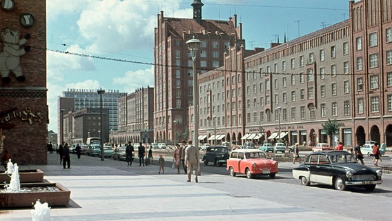 Die Lange Straße in Rostock 1962 | CC BY-SA 3.0 © gemeinfrei / Wikimedia Commons CC BY-SA 3.0 