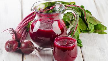 Rote Beete Knollen und Rote Beete Saft. © fotolia.com Fotograf: bit24