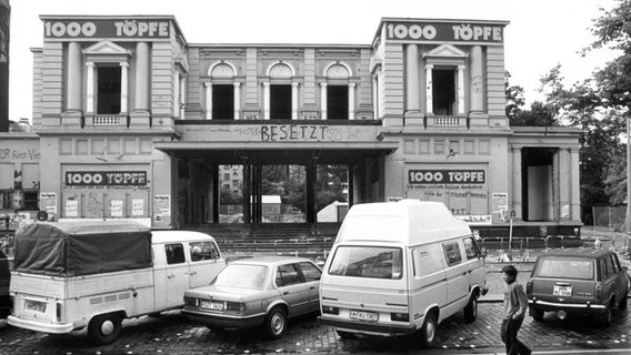 Das Gebäude der "Roten Flora" im Hamburger Schanzenviertel Anfang August 1992. © picture alliance/dpa Foto: Werner Baum