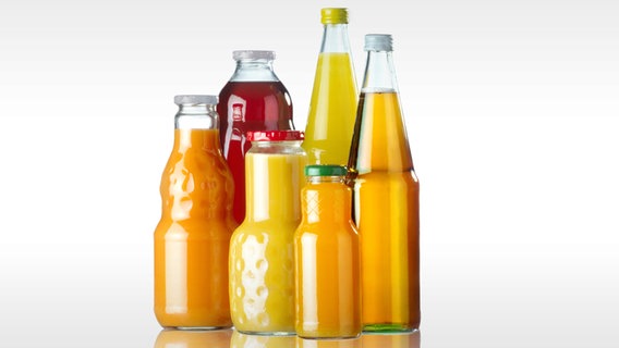 Verschiedene Flaschen mit Fruchtsaft. © fotolia.com Foto: janvier