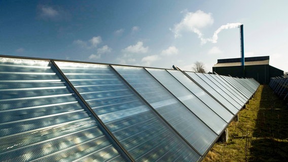 ein Blockheizkraftwerk und Sonnenkollektoren auf der Insel Samsø. © Energie ø 
