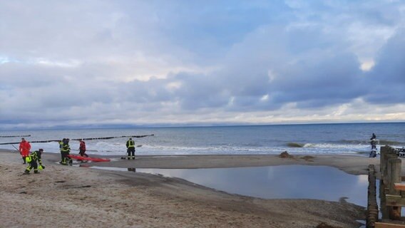 Die Feuerwehr im Einsatz am Strand von Kühlungsborn © Feuerwehr Kühlungsborn 