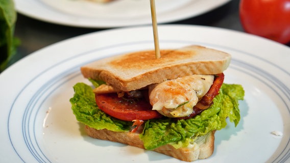 Clubsandwich auf einem Teller serviert © NDR Foto: Florian Kruck