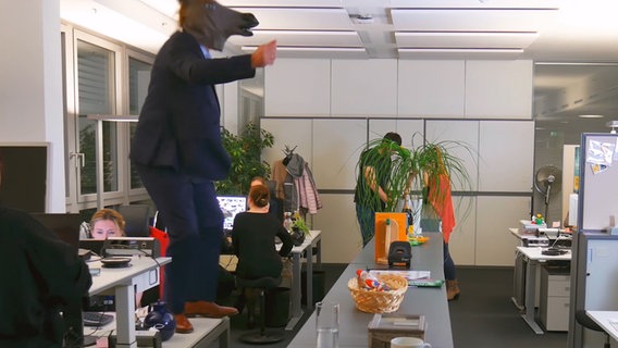 Der Personalchef des Software-Konzerns, Cawa Younosi, tanzt im Großraumbüro auf dem Tisch. Der Personalchef des Software-Konzerns, Cawa Younosi, tanzt im Großraumbüro auf dem Tisch.