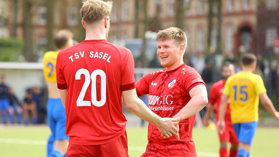 Benjamin Lucht (20, TSV Sasel) jubelt mit Nick Gerken (11, TSV Sasel). © Imago / Lobeca 