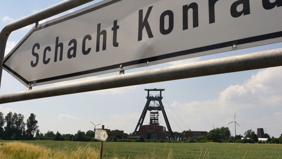 Schild mit der Aufschrift "Schacht Konrad" © dpa - Bildfunk Foto: Peter Steffen