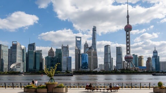 Blick auf die Skylinine von Schanghai. © picture alliance / CFOTO 