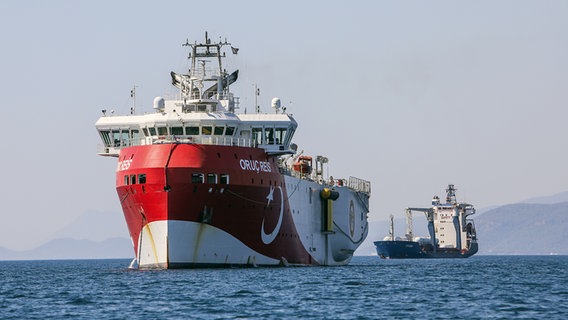 Das türkische Forschungsschiff "Oruc Reis" im Mittelmeer. (Archivbild) © picture alliance/Ibrahim Laleli/DHA/AP/dpa 