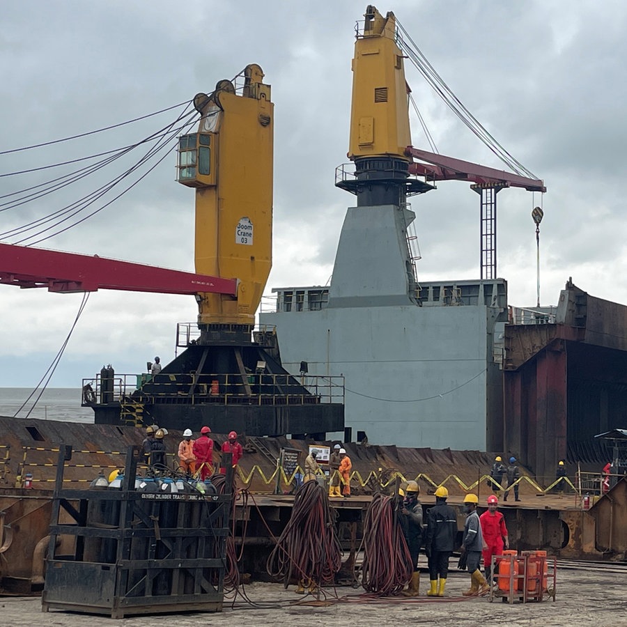 Schrottschiff auf der Werft in Chittagong in Bangladesch wird zerlegt © NDR Foto: Peter Hornung