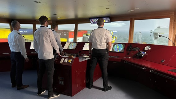 Kapitäne stehen im Schiffführungssimulator in Buxtehude und trainieren ein Manöver auf der Elbe. © NDR Foto: Marlene Kukral