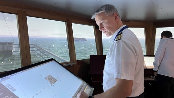 Kapitän Boguslaw Robert Mosiejczuk übt im Schiffführungssimulator am digitalen Kartenpanel. © NDR Foto: Marlene Kukral