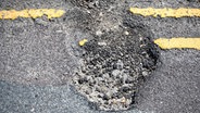 Schlagloch in einer asphaltierten Straße, England, Großbritannien, © picture alliance / imageBROKER | Markus Keller Foto: picture alliance / imageBROKER | Markus Keller