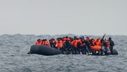 Flüchtlinge überqueren den Ärmelkanal auf einem Schlauchboot © picture alliance / empics / PA Wire URN:73504251 Foto:  Gareth Fuller